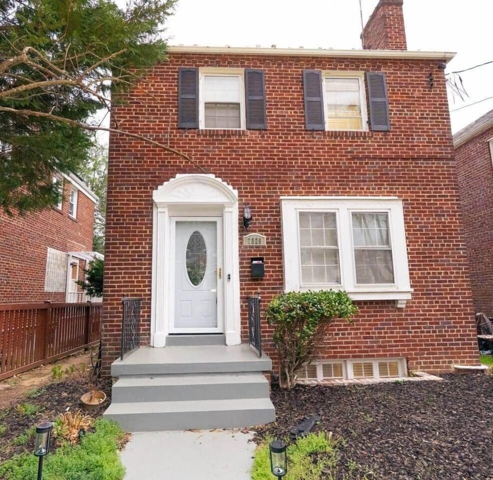Welcoming front entrance with a clear and easy walkway to the house.
