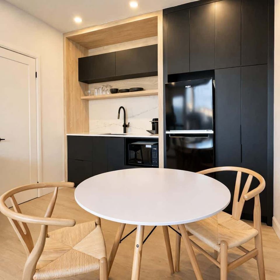 À deux pas de la cuisine, ce coin repas lumineux est idéal pour un petit-déjeuner ensoleillé ou pour se détendre après l'aventure. Un espace moderne et chaleureux pour se sentir comme chez soi.
