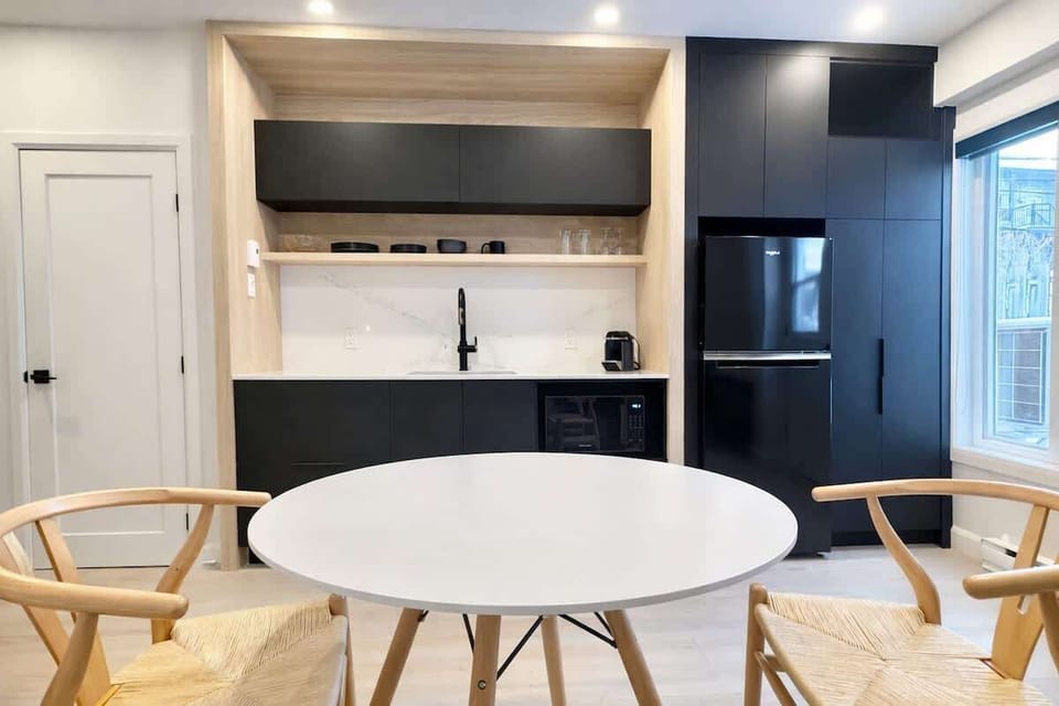 Une kitchenette élégante et fonctionnelle pour simplifier votre séjour. Du café matinal à la préparation de repas légers, ce coin moderne dispose de tous les essentiels pour le voyageur indépendant.