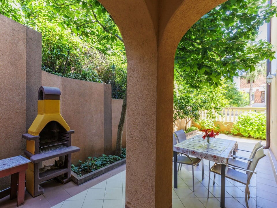 Wood, Flooring, Floor, Garden, Wood Stain, Shade, Flowerpot, Backyard, Hacienda, Landscaping