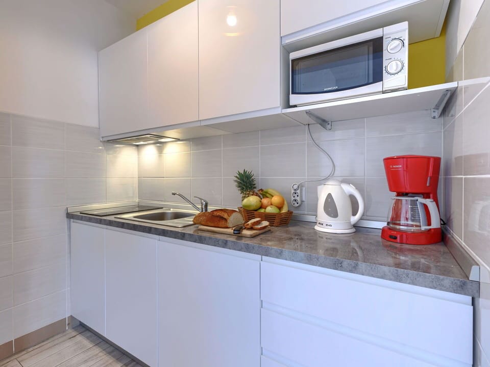 Kitchen Appliance, Kitchen, Countertop, Major Appliance, Flooring, Cabinetry, Interior Design, Kitchen Sink, Wood, Kitchen Stove