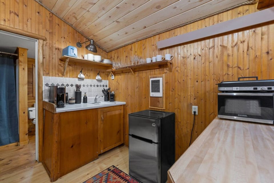 Cook and connect at the well-equipped kitchen featuring a convenient bar counter for dining or drinks.