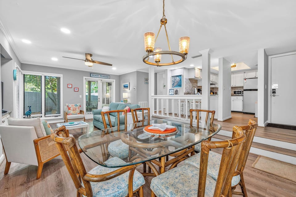 Cozy dining table for 6