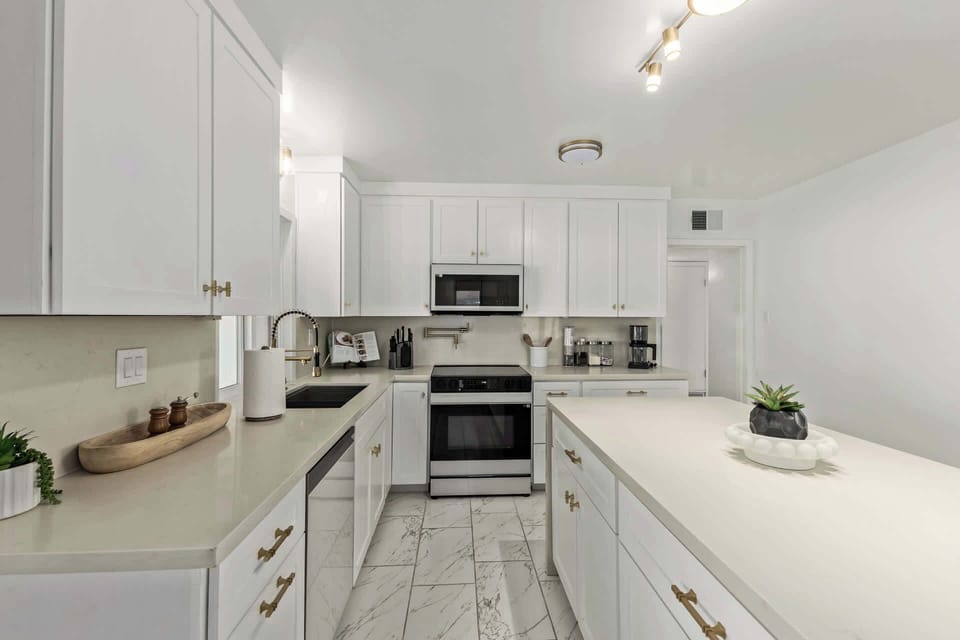 Fully equipped kitchen with modern appliances and everything you need to cook meals at home.