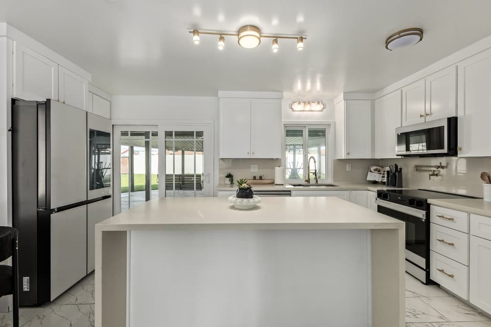 Fully equipped kitchen with modern appliances and everything you need to cook meals at home.