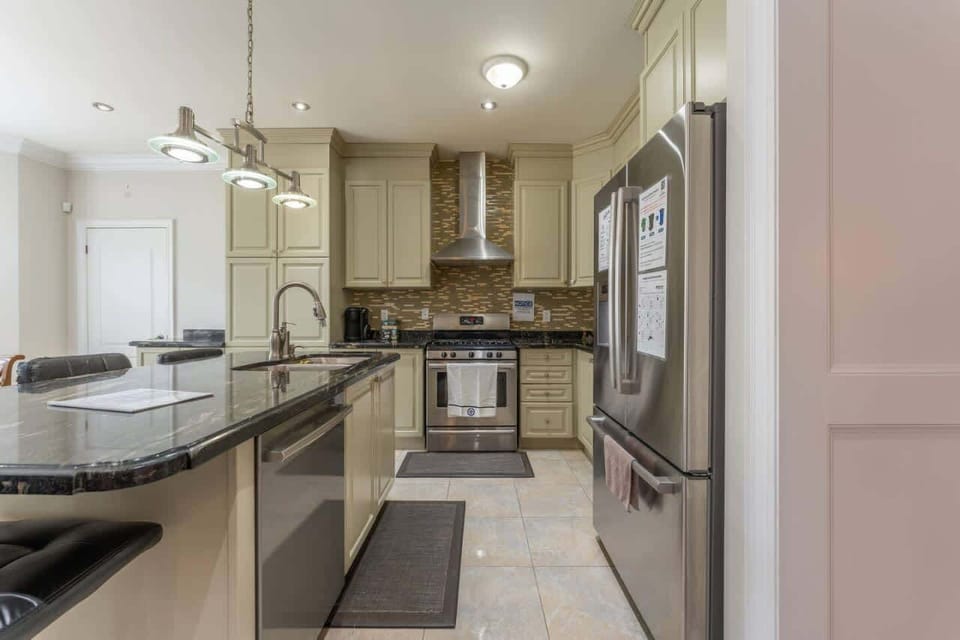 Fully equipped Kitchen with lots of storage