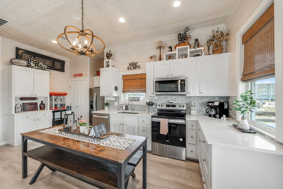 Fully equipped kitchen with dining table
