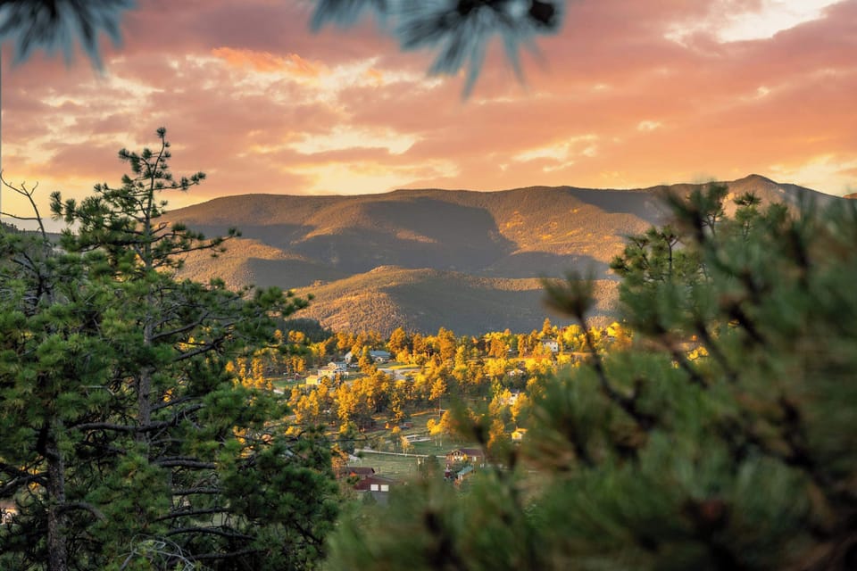 Panoramic Mountain Views – From sunrise to starlight, the horizon stretches endlessly.