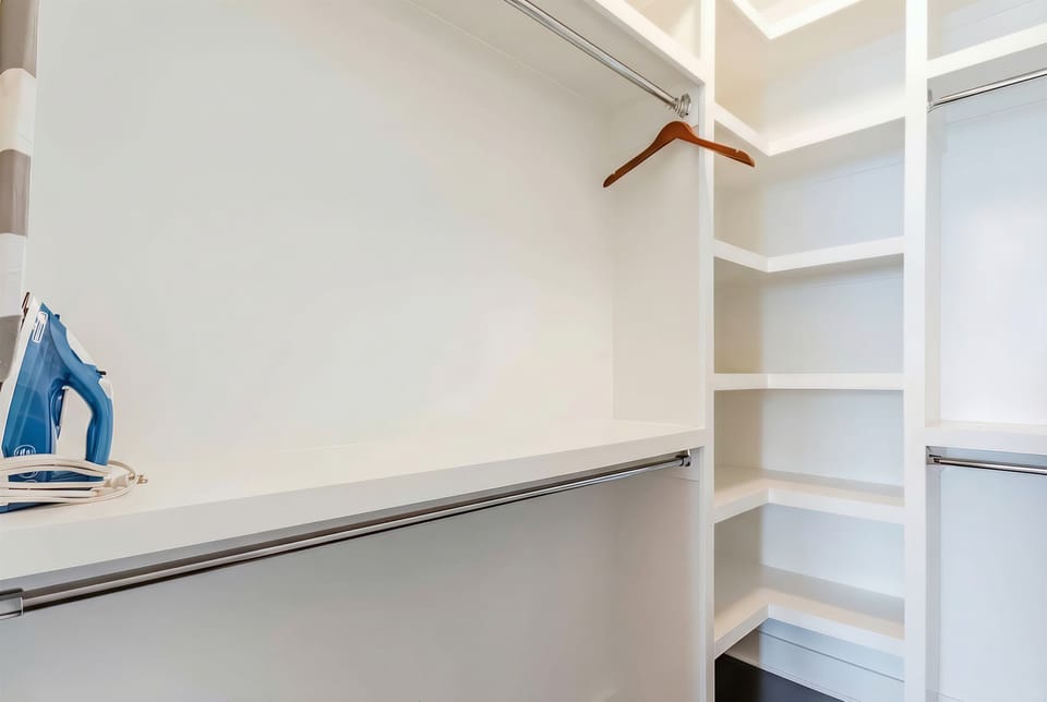 Experience the luxury of spacious living with ample storage in this stylish Nashville vacation home. Perfect for your next getaway with friends or family. Book now with Misfit Homes and make your Nashville adventure unforgettable!
