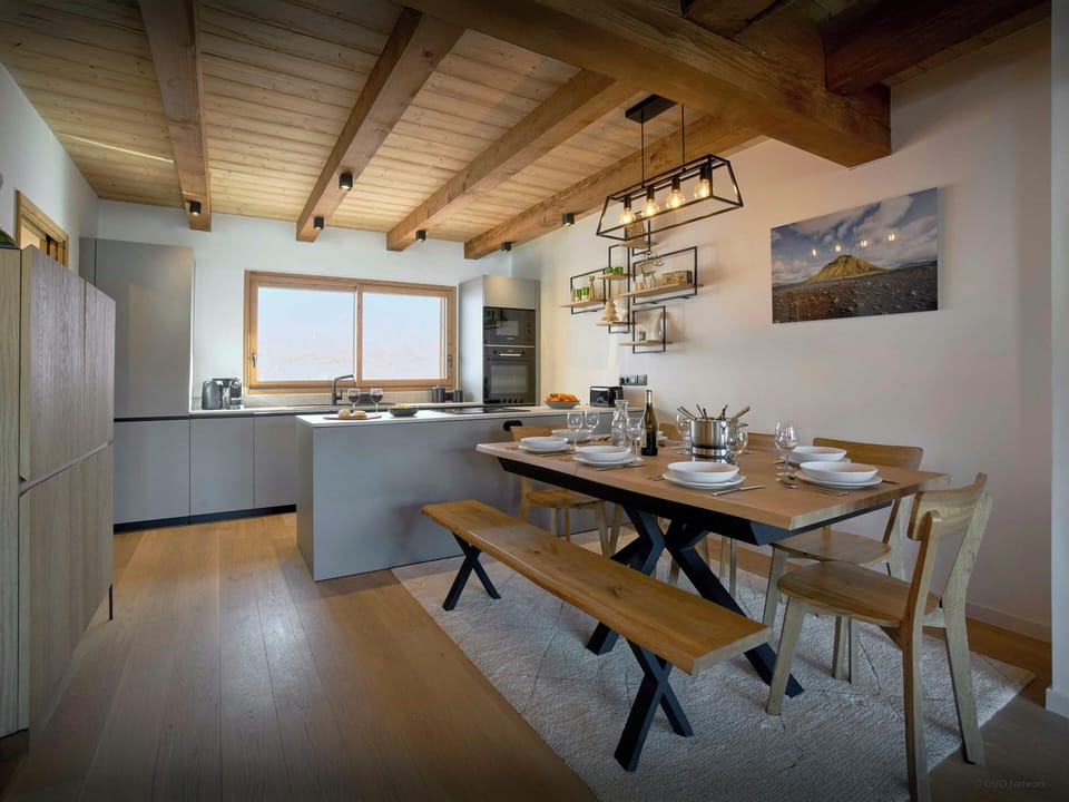 Dining table/kitchen