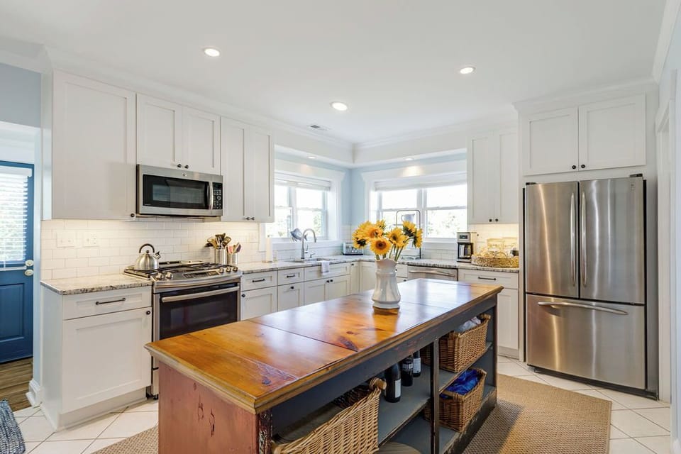 Gourmet Kitchen: Craft delicious meals in this bright space with stunning views and modern appliances!