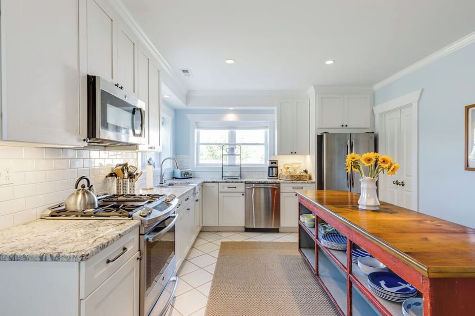 Gourmet Kitchen: Cook up a feast with top-notch appliances and sunny garden views!