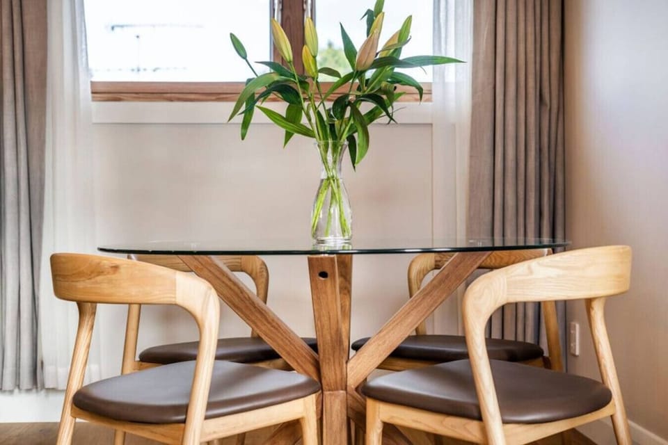 Dining table (seats 4)