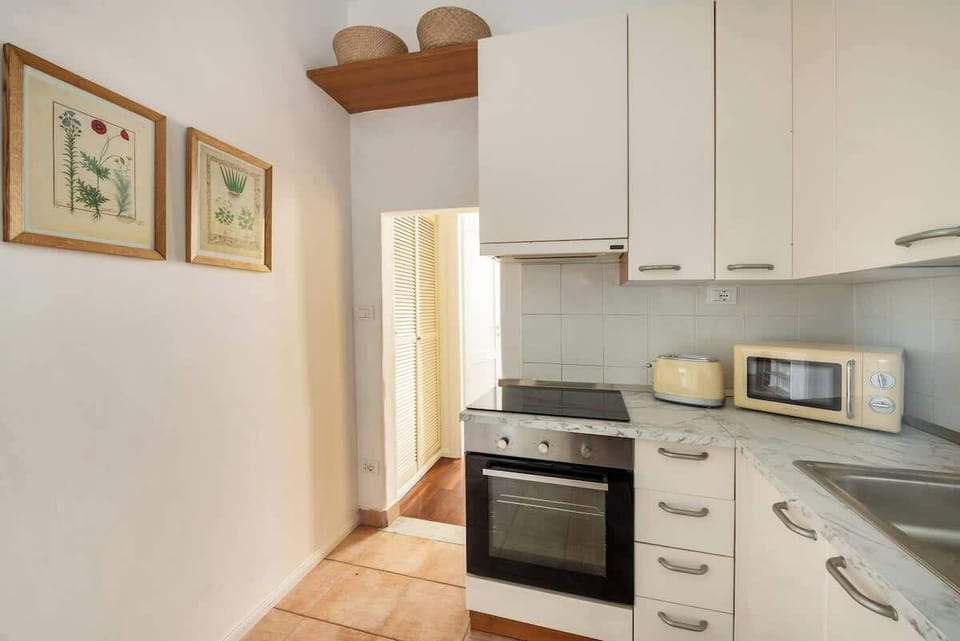 Bright, well-equipped kitchenette with oven, microwave & charm