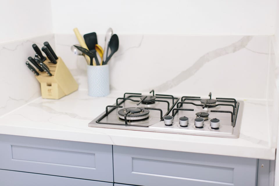 Full kitchen with 4-burner stove and range hood
