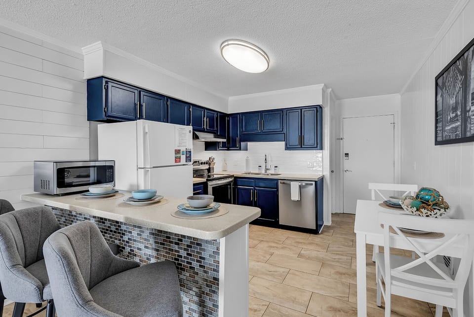 Open Spacious Eat-In Kitchen and Breakfast Bar