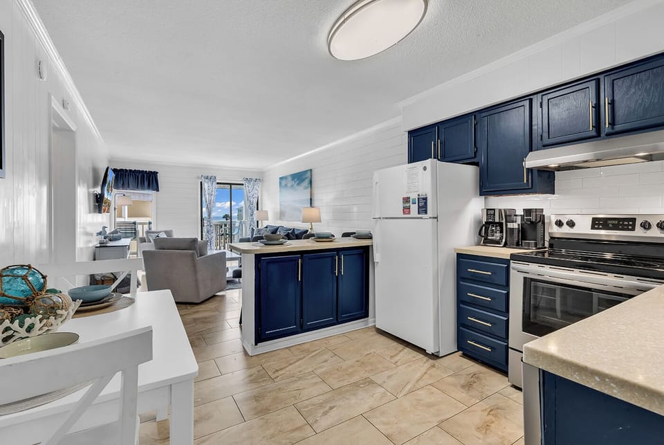 Kitchen with Breakfast Bar and Dining Table