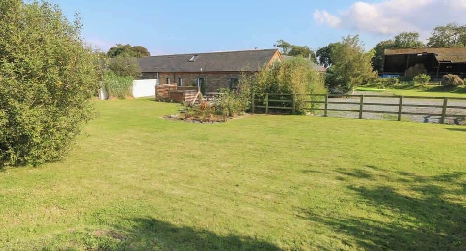 Dog owners - please note the bottom two sections of the fence have wire but not the top section. 