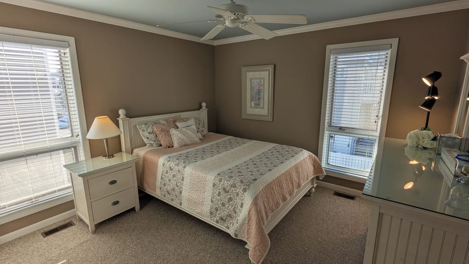 2nd Floor Bedroom - Queen Bed