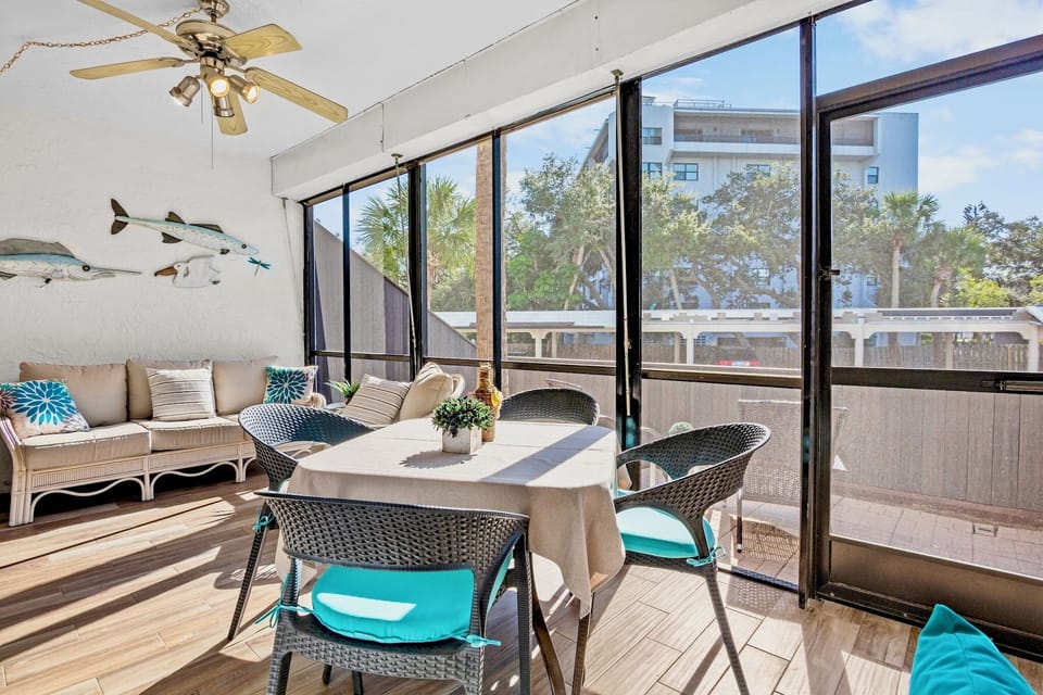 Screened-in Terrace, Dining