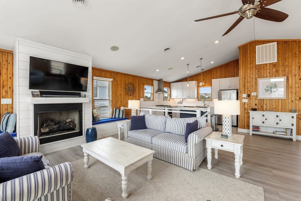 WH426: Tails in the Sand | Top Level Living Area