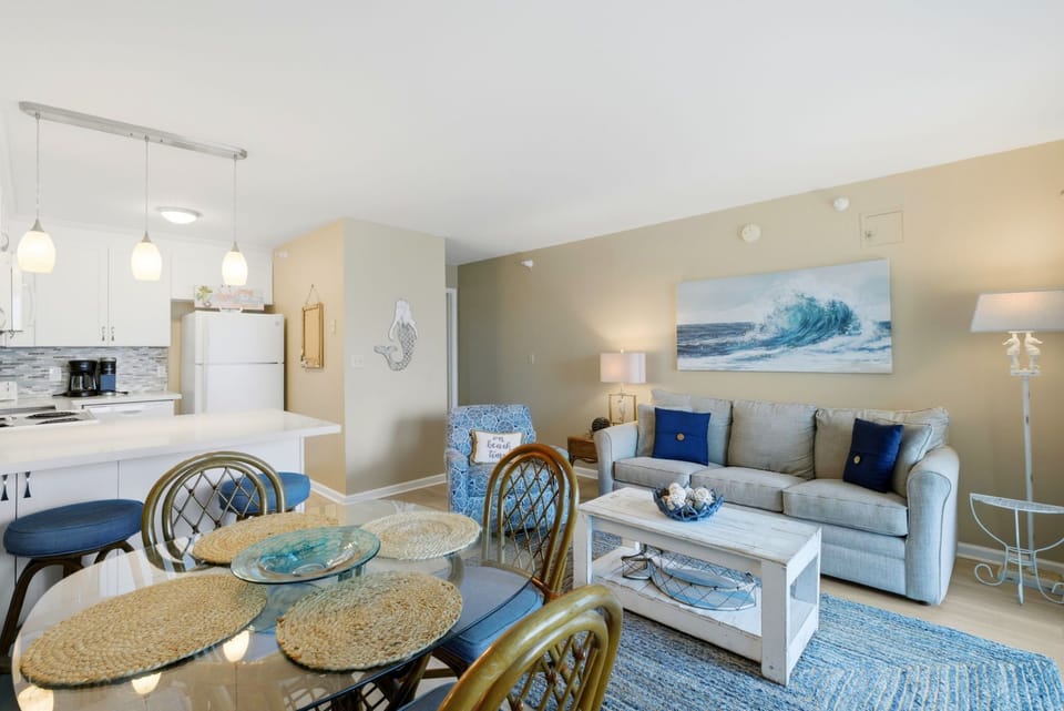 Living Room/Dining Area