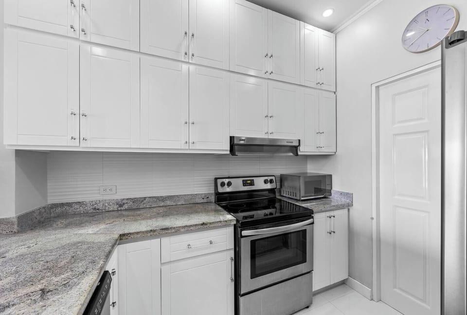 Kitchen w Oven & Stove Top