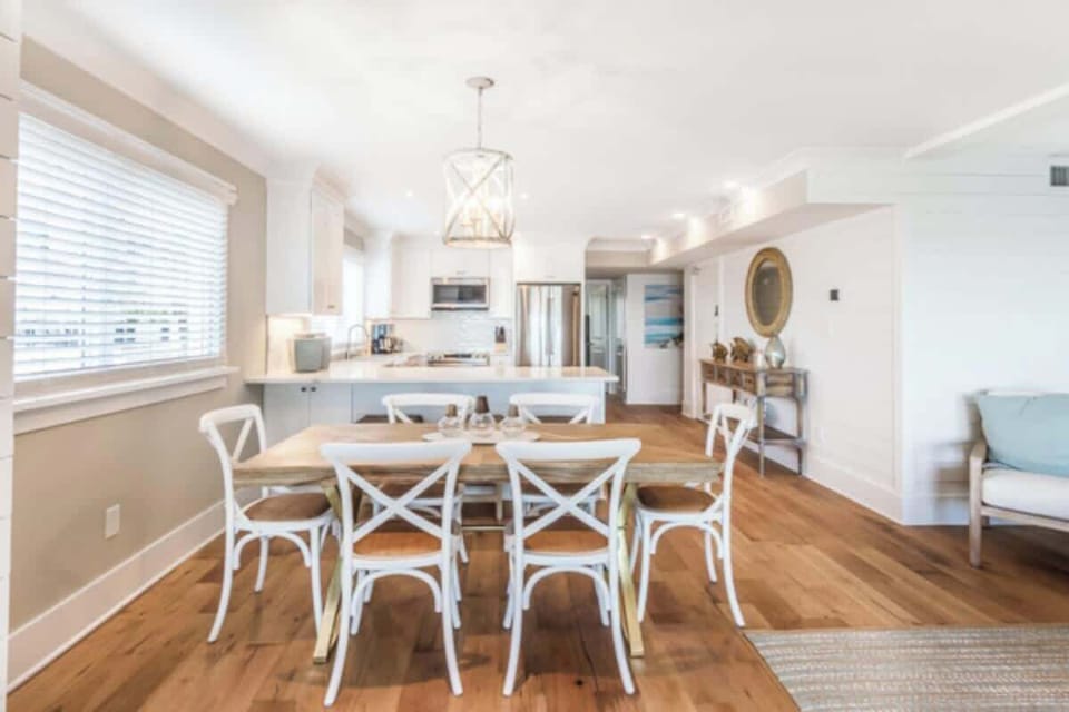 Dining area off the kitchen