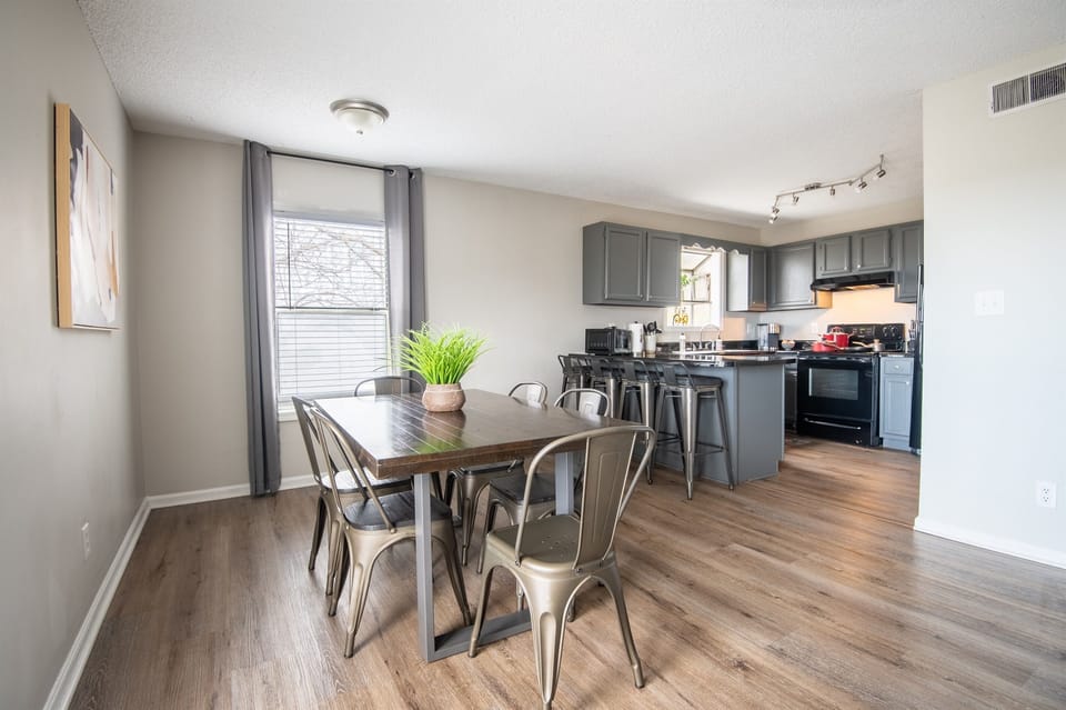 The dining area has 6 seats and the bar area has 4. You'll find plenty of eating space for everyone in your group!