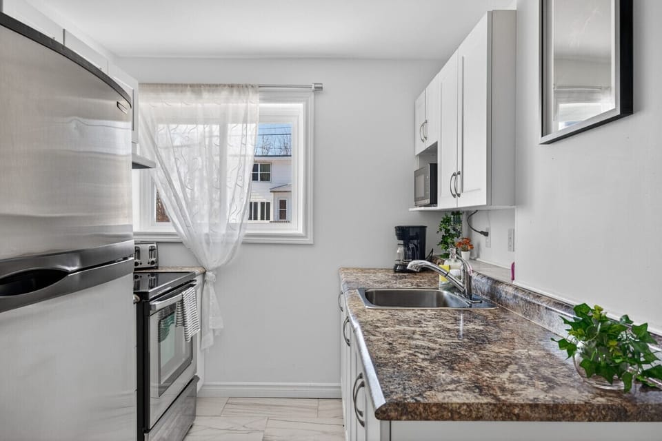 Full kitchen