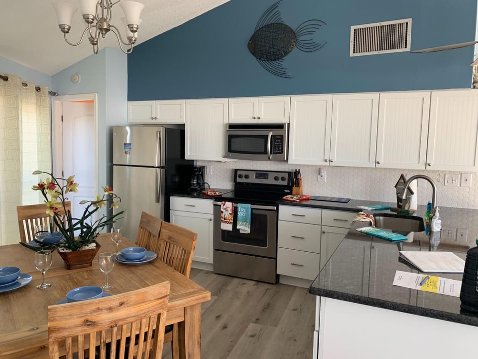 Kitchen / Dining Table
