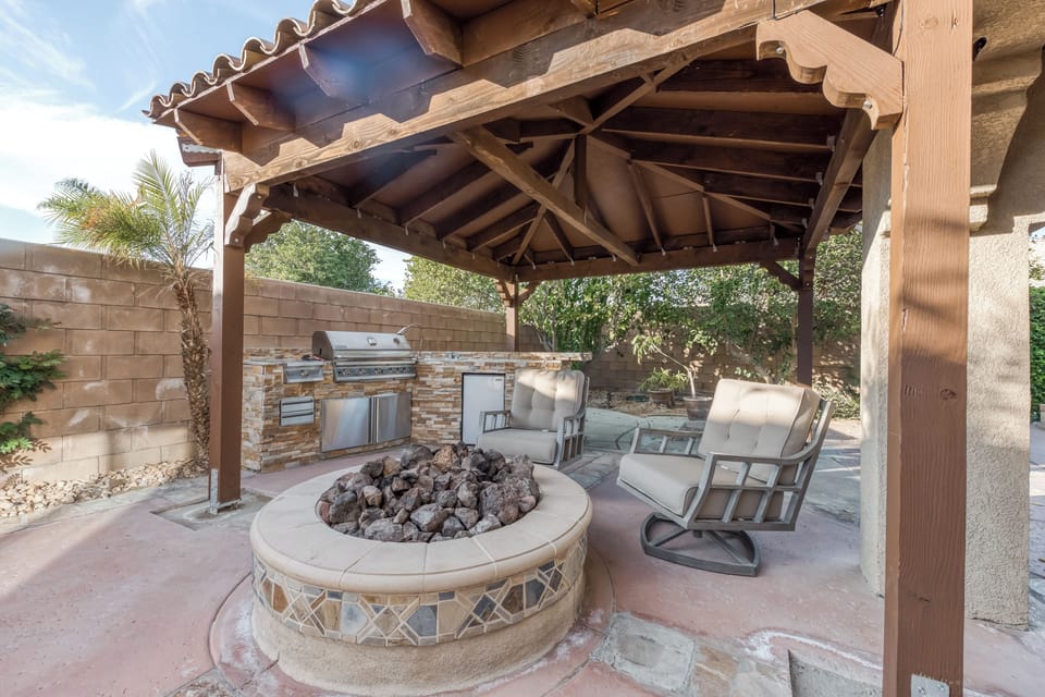 Beautiful & spacious home with private pool, spa, and basketball hoop House in Indio