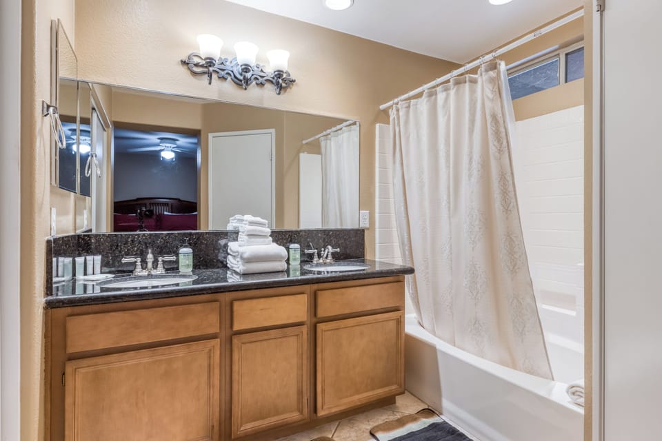 Beautiful & spacious home with private pool, spa, and basketball hoop House in Indio