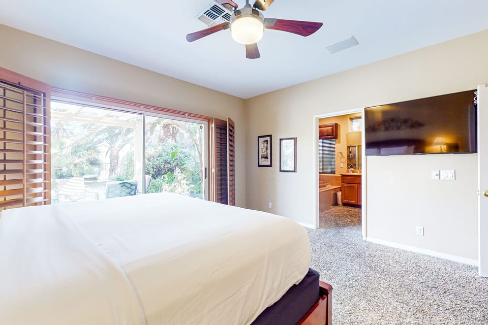 Snowbird-friendly house with mountain view, pool, on-site golf, and central AC House in La Quinta