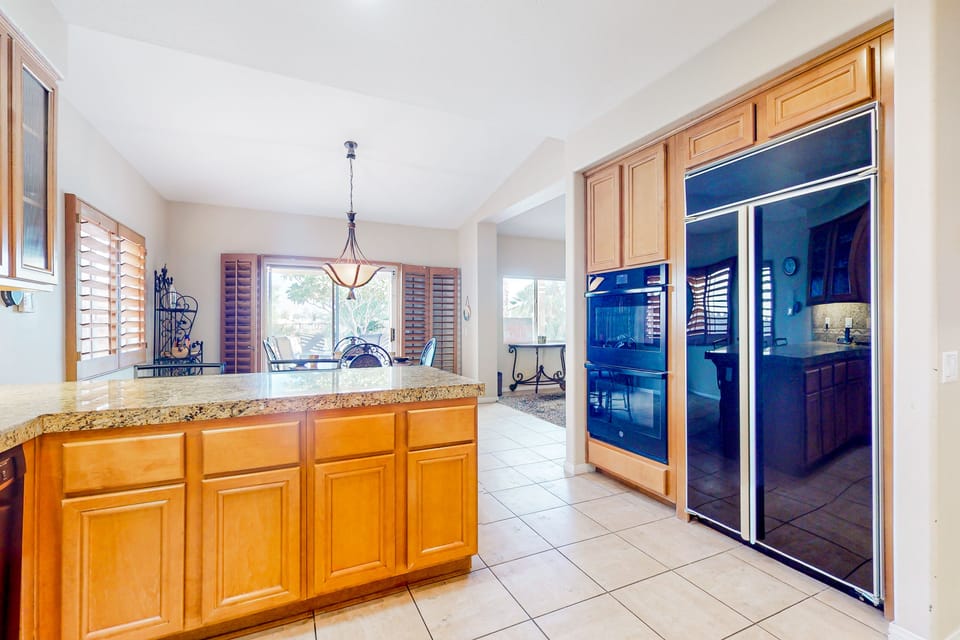 Snowbird-friendly house with mountain view, pool, on-site golf, and central AC House in La Quinta