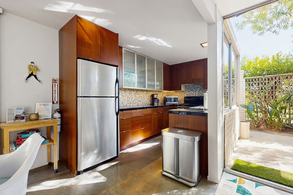 Well-designed & modern villa with patios, pool & hot tub - walk to downtown Villa in Palm Springs