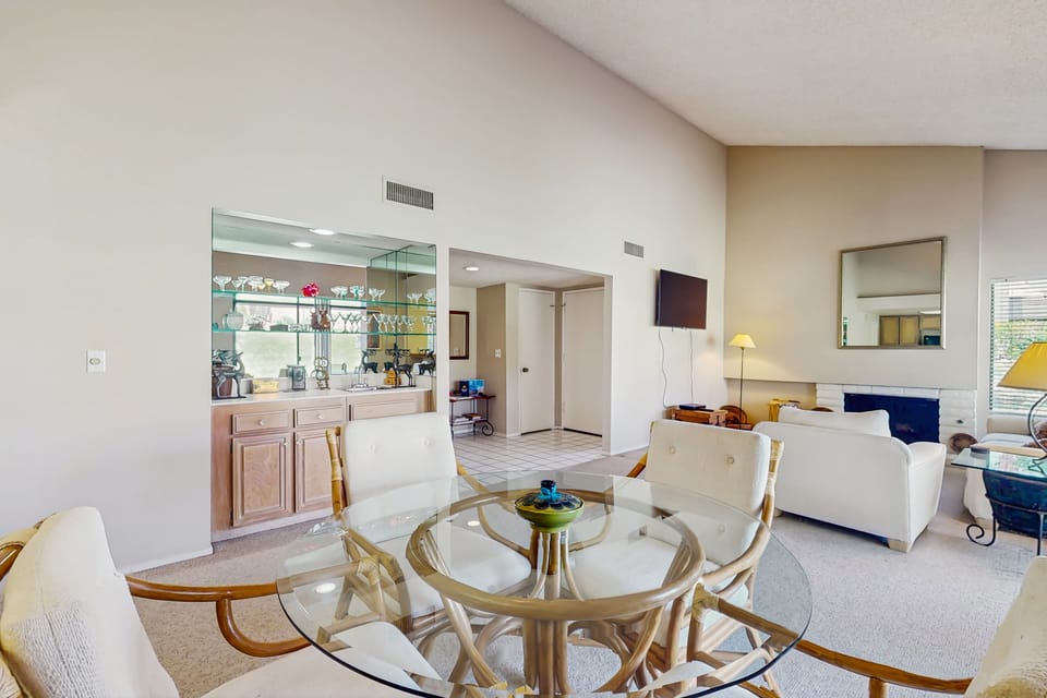 Cozy Dog-Friendly Condo, Shared Pool/Hot Tub, Near Golf Courses & National Park Apartment in Palm Desert