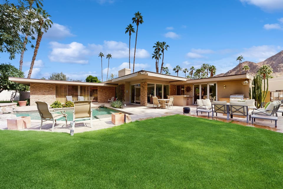 Exquisite retreat with pool, spa, fireplace, golf & mountain view, dog-friendly! House in Indian Wells