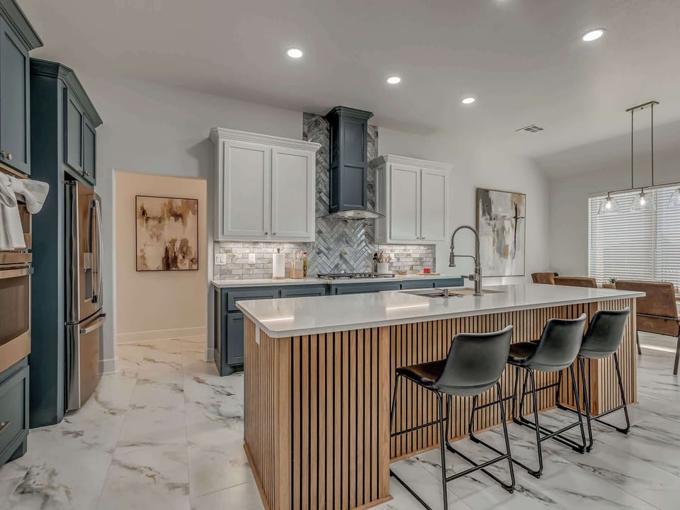 Where your inner chef meets vacation mode. Cook, chat, snack, repeat—this kitchen makes every meal a mini celebration.