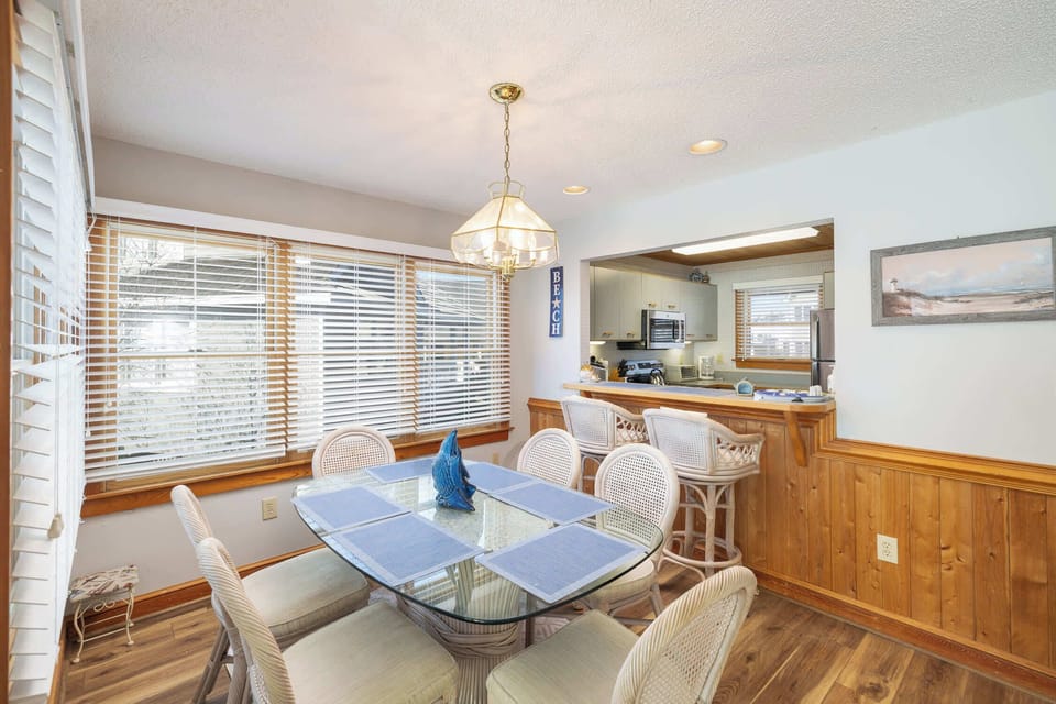 Mid level: Dining Area