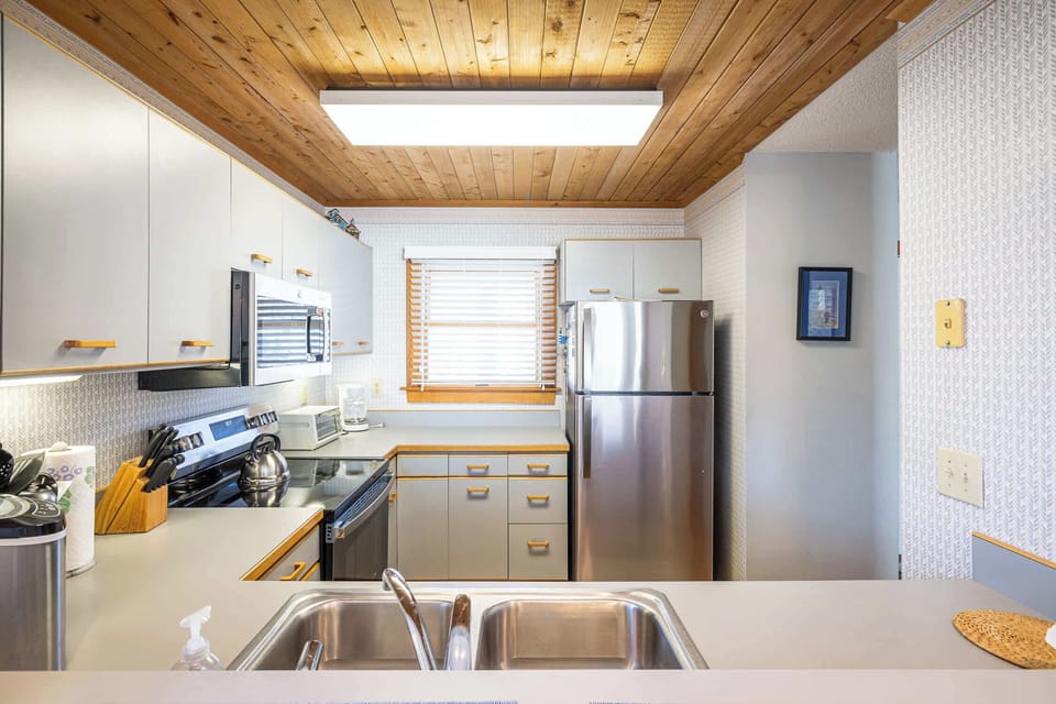 Mid level: Fully Stocked Kitchen