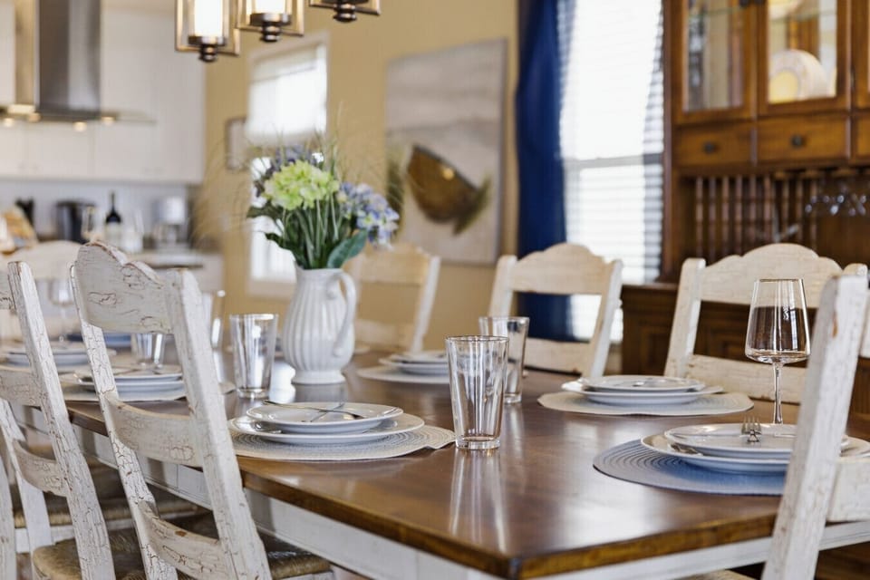 Dining Area | Hardwood Floors | Large Table
