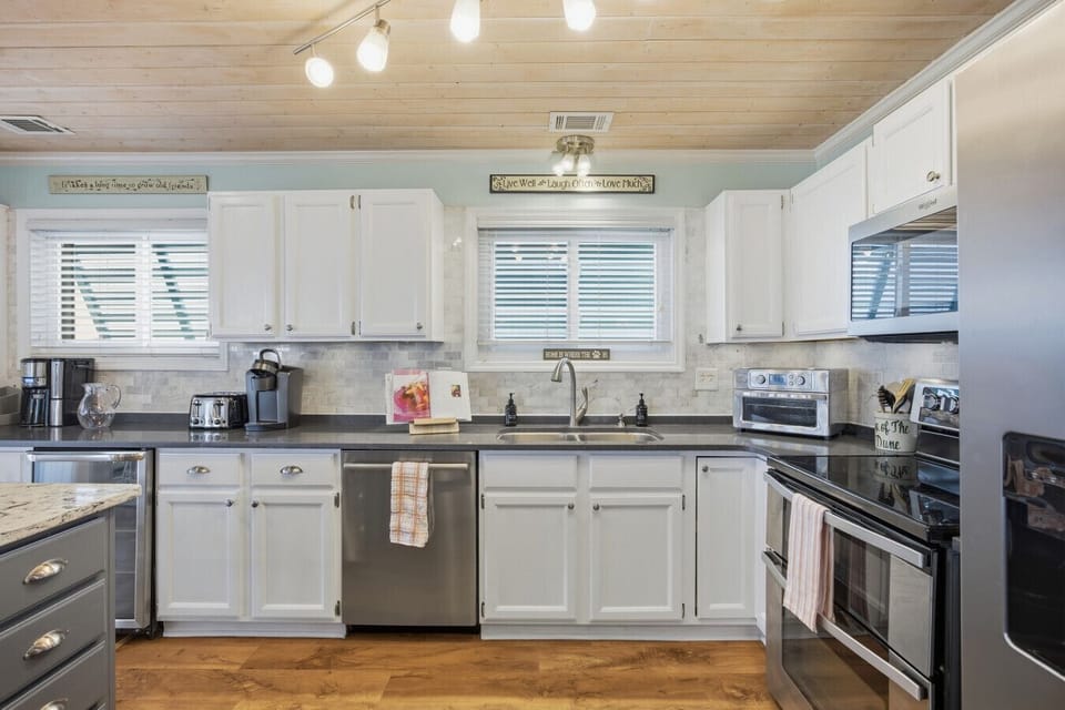 Kitchen | Granite Island & Stainless Appliances