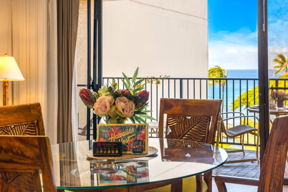 Enjoy ocean views with tropical flair from the dining table, where every meal comes with a side of island sunshine. KS-616