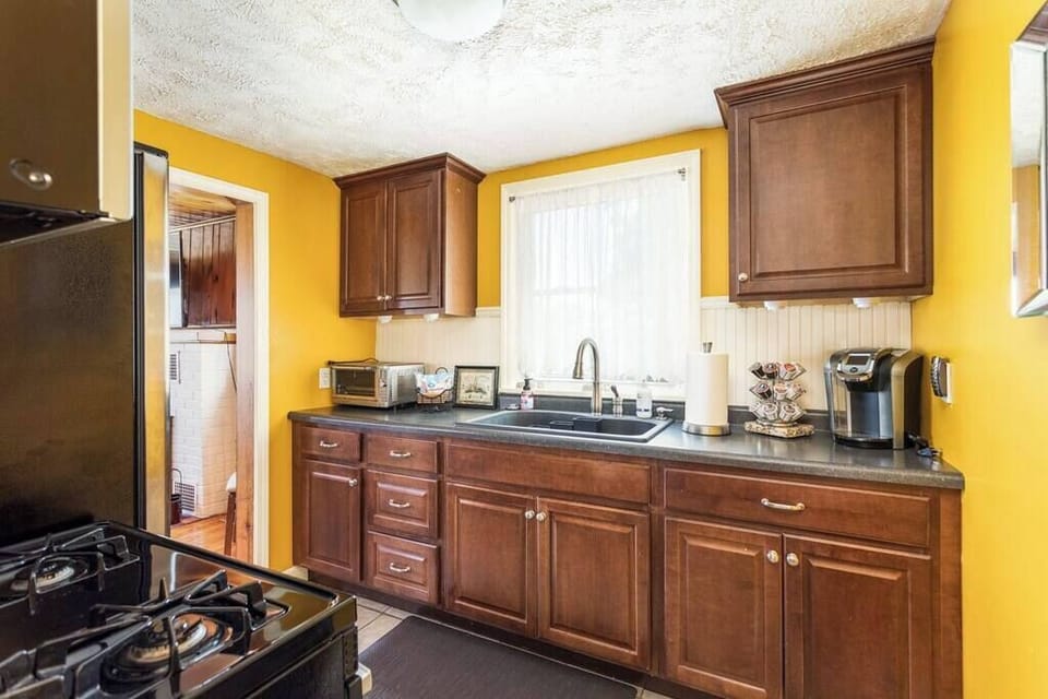 Bright, cheerful, and fully equipped ☀️

This sunny kitchen features warm wood cabinetry, ample counter space, a gas stove, and a coffee station ready to start your mornings right. A cozy and functional space for whipping up breakfast before a day of exploring.