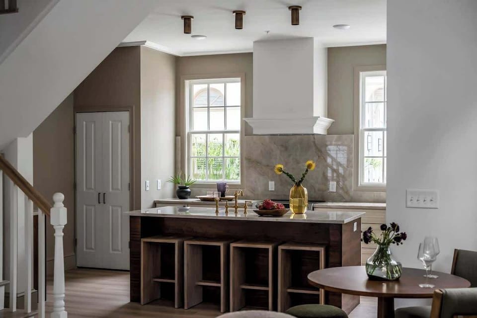 Fully equipped kitchen with kitchen island