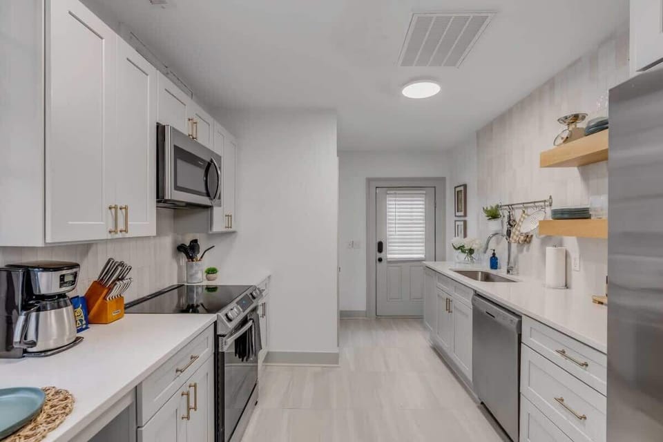 Fully equipped kitchen with everything you need to cook a meal!