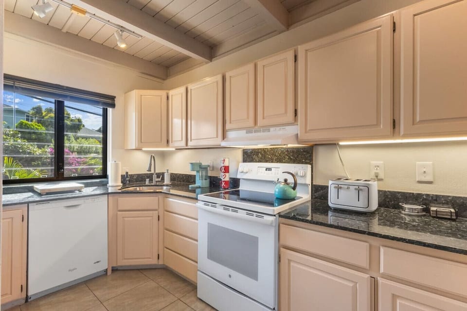 Fully equipped for the perfect host. From the under-cabinet lighting to the ample counter space, our kitchen is ready for your family`s favorite recipes and island snacks.