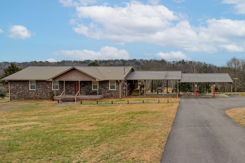 Scottsboro Vacation Rental | 3BR | 3BA | 2,064 Sq Ft