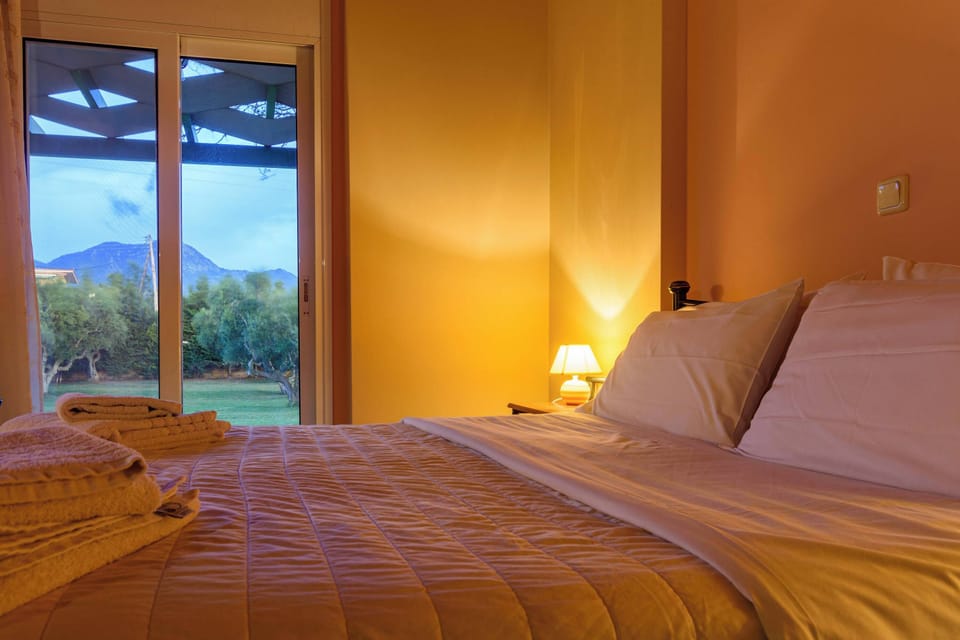 Bedroom with Double Bed and Garden View